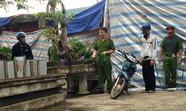 Nguyễn Hải Dương (áo màu sẫm) và Vũ Văn Tiến (áo trắng) bắt đầu buổi thực nghiệm hiện trường bằng hành vi sát hại Dư Minh Vỹ ngay gần cổng căn biệt thự.
