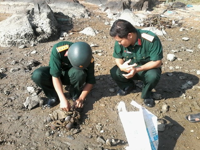Lực lượng chức năng TP Quy Nhơn đang xử lý số lựu đạn được người dân phát hiện.