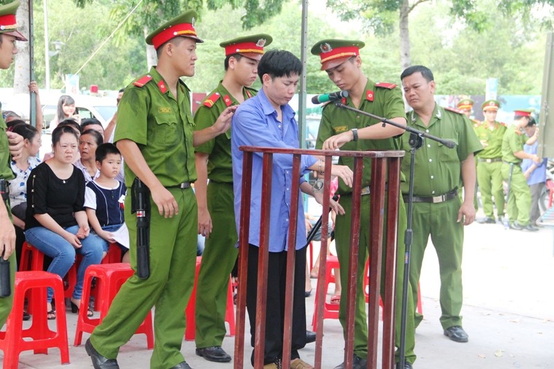 Bị cáo Lê Hoàng Phương tại phiên tòa lưu động. Ảnh T.Châu.
