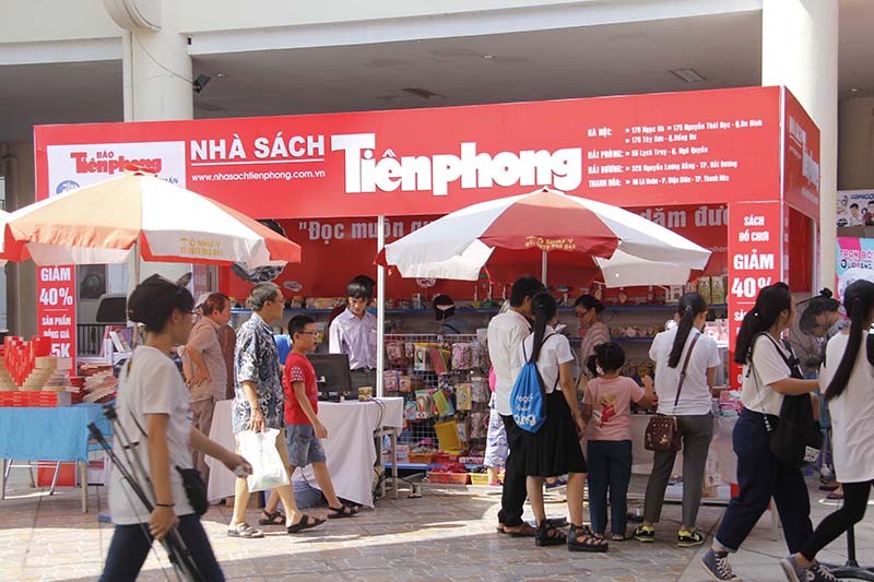 Nhà sách Tiền Phong thu hút hàng trăm độc giả tại Lễ hội sách Hoa Học Trò
