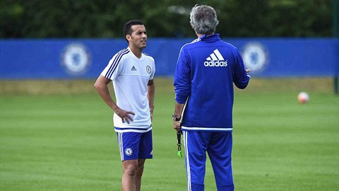 Pedro và HLV Mourinho trên sân tập của Chelsea.