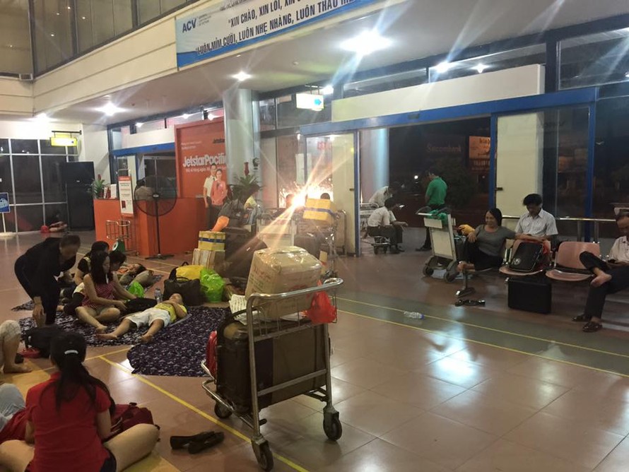 Hành khách chuyến bay VN 1397 bức xúc vì vật vạ qua đêm tại sân bay Phù Cát.