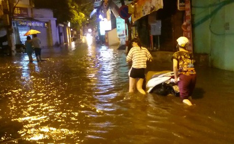 [VIDEO] Đường phố Hà Nội thành biển nước sau cơn mưa lớn