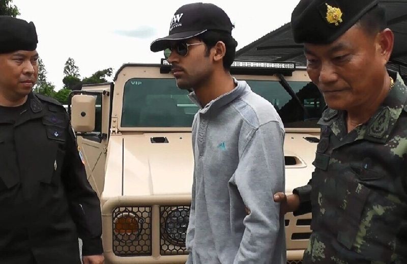 Nghi phạm thứ hai bị cảnh sát Thái Lan bắt gần biên giới Campuchia đang được thẩm vấn (Ảnh: Bangkok Post).