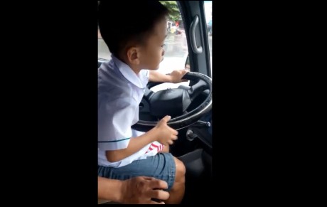 Hình ảnh bé trai lái chiếc xe ô tô. Ảnh cắt từ video.