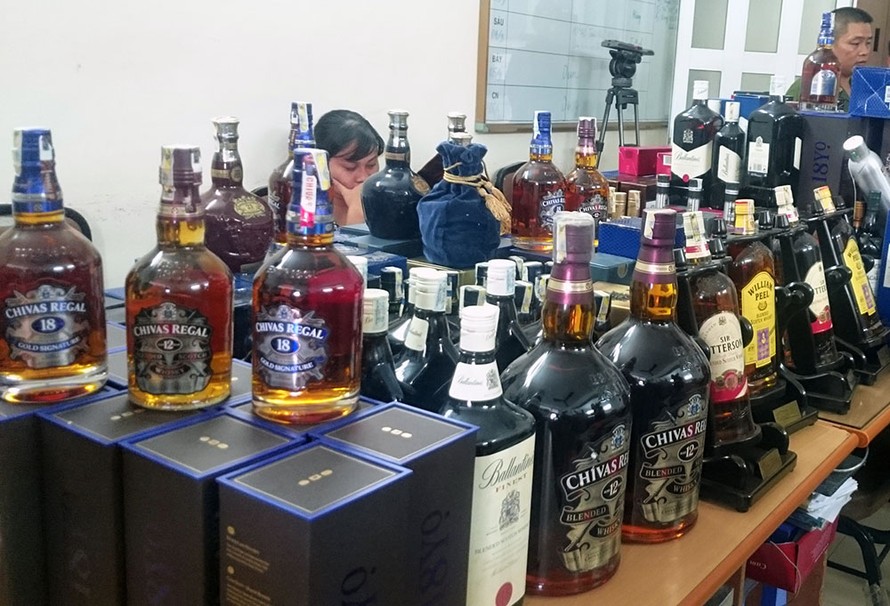 Hơn 300 chai rượu nghi bị làm giả bị thu giữ tại nhiều cửa hàng. Ảnh: Thanh Hà.