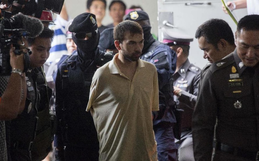 Nghi phạm Adem Karadak bị cảnh sát Thái Lan dẫn giải tới tòa án hôm 5/9 (Ảnh: AP).