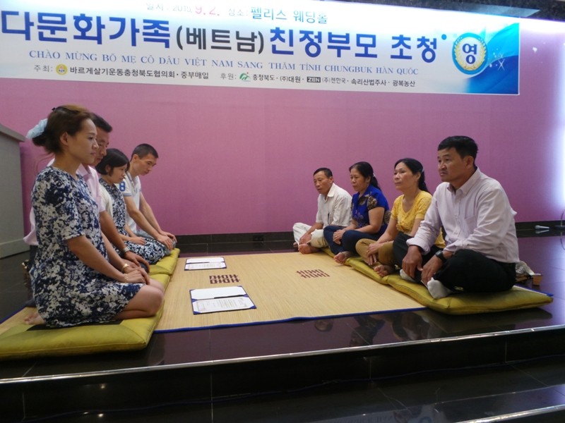 Các cặp vợ chồng Việt-Hàn và bố mẹ hai bên ký cam kết xây dựng hạnh phúc bền lâu.