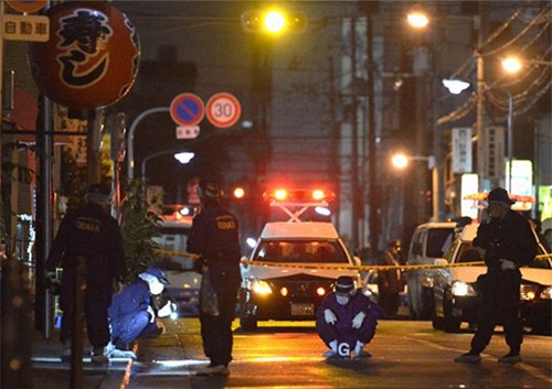 Cảnh sát điều tra tại hiện trường vụ tấn công ở Osaka tối 6/9. Ảnh: MBS