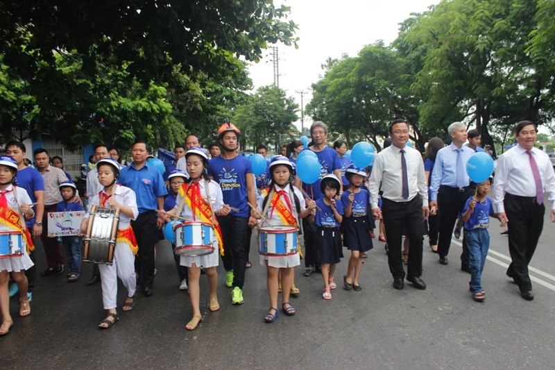 Đoàn đại biểu cùng các em học sinh tỉnh Hải Dương đi bộ ngày “Tặng mũ bảo hiểm Yamaha 2015 – Vì em có ước mơ”.