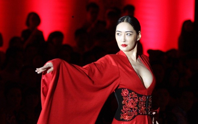 'Lý Mạc Sầu' diện váy đỏ thiêu đốt sàn catwalk