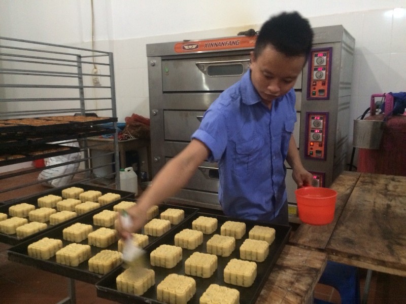 Tại cơ sở bánh Trung thu Toàn Vinh có quy mô lớn nhất ở La Phù, quy trình sản xuất bánh khá chuyên nghiệp cũng như việc đảm bảo an toàn VSTP.