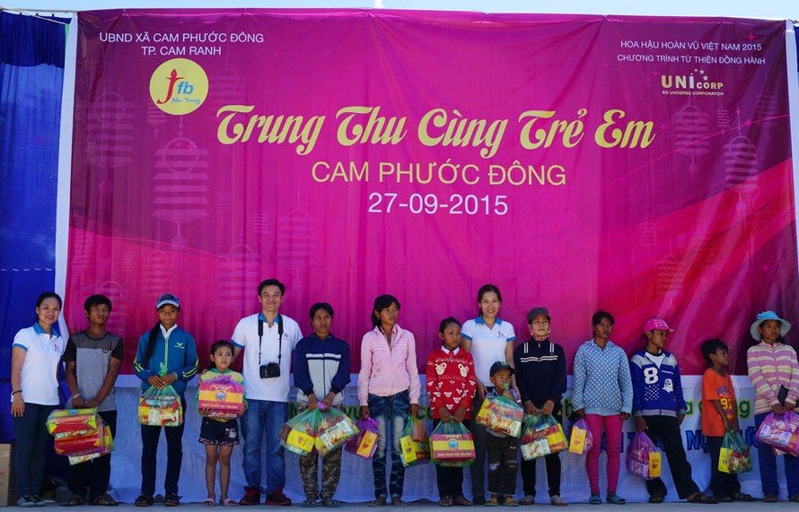 Thành viên Nha Trang JFB tặng quà cho lần lượt cho 84 em nhỏ.