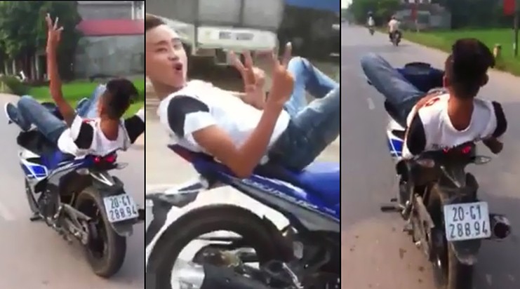 Nam thanh niên điều khiển chiếc xe máy bằng chân trên đường. Ảnh cắt từ video.