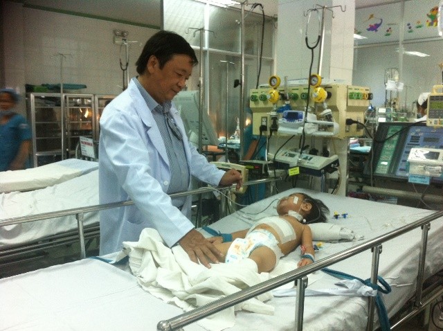 Bác sĩ Hiếu đang thăm khám cho bé P. tại phòng hồi sức Bệnh viện Nhi đồng 1 TPHCM. Ảnh: Quốc Ngọc.