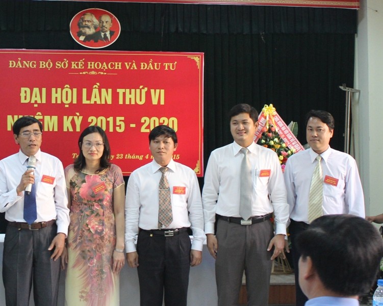 Lê Phước Hoài Bảo (thứ 2 từ phải qua) được bổ nhiệm làm giám đốc Sở Kê hoạch – đầu tư Quảng Nam khiến dư luận trái chiều vì là con trai nguyên Bí thư tỉnh ủy, còn trẻ và thăng tiến khá nhanh.