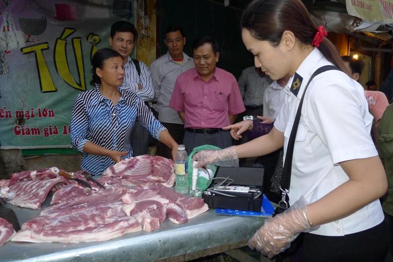 Thịt bày bán tại các quầy trong chợ không đảm bảo vệ sinh an toàn thực phẩm. Ảnh: Phạm Anh.