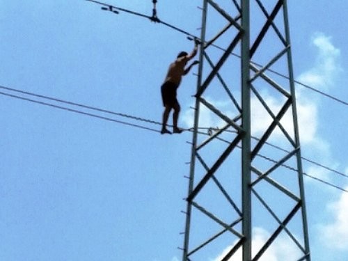 Nam thanh niên trèo lên trụ điện cao thế 110Kv cách mặt đất gần 20m.