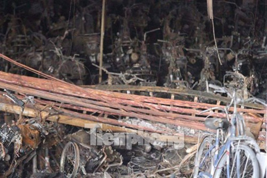 Xe máy cháy ngổn ngang, trơ khung bên trong hầm tòa nhà CT4A, khu đô thị Xa La (Hà Đông, Hà Nội) sau trận hỏa hoạn vào tối 11/10. Ảnh: Thanh Hà