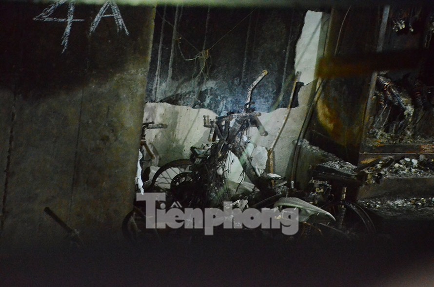 Xe máy bị cháy trơ khung trong tầng hầm tòa nhà CT4A. Ảnh: Thanh Hà.