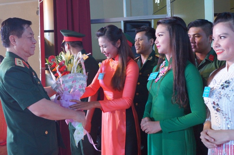 Trung tướng Nguyễn Trọng Nghĩa, Phó Chủ nhiệm Tổng cục Chính trị Quân đội nhân dân Việt Nam tặng hoa động viên các đội dự liên hoan.