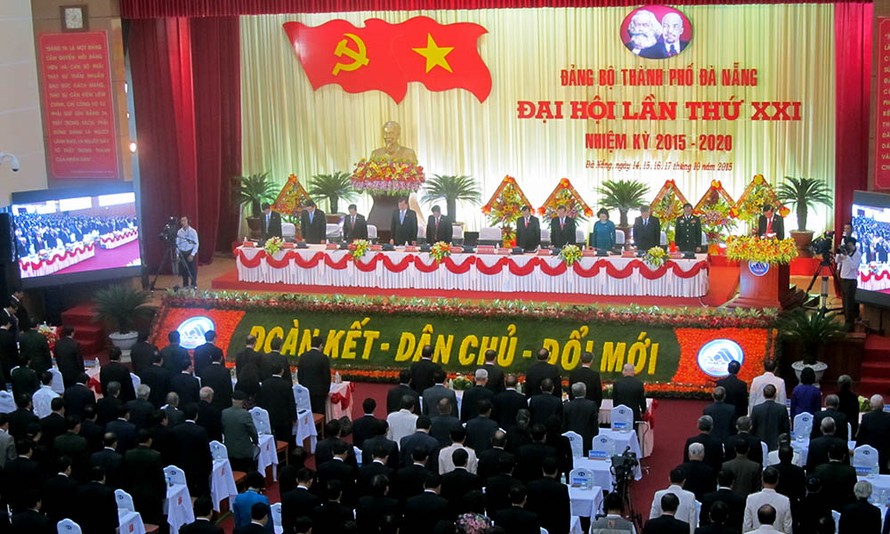 Một phút mặc niệm cố Bí thư thành ủy Nguyễn Bá Thanh tại phiên khai mạc sáng nay.
