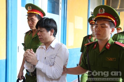 Tên 'yêu râu xanh' Nguyễn Sỹ Đức bị dẫn giải tại tòa. Ảnh: Minh Châu/CATP