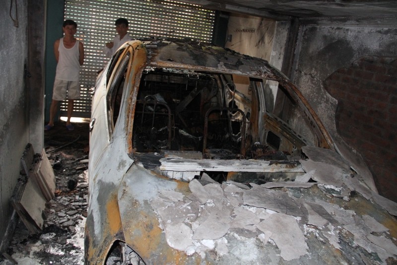 Đám cháy từ ô tô lan tỏa thiêu rụi hầu hết tài sản gia đình anh Ngô Xuân Kiên.