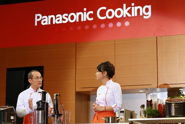 Minh Nhật - quán quân Master Chef Việt Nam năm 2014 (phải) biểu diễn với các thiết bị mới của Panasonic.
