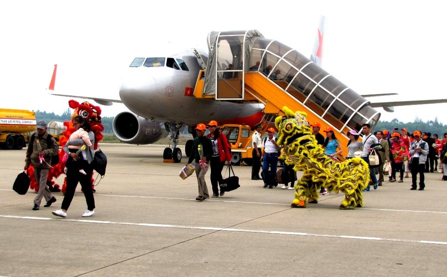 Những hành khách đầu tiên trên máy bay Airbus A320 của Jetstar Pacific từ sân bay Liên Khương (Đà Lạt) đáp xuống Phú Bài - Huế trưa 25/10. Ảnh: Ngọc Văn.