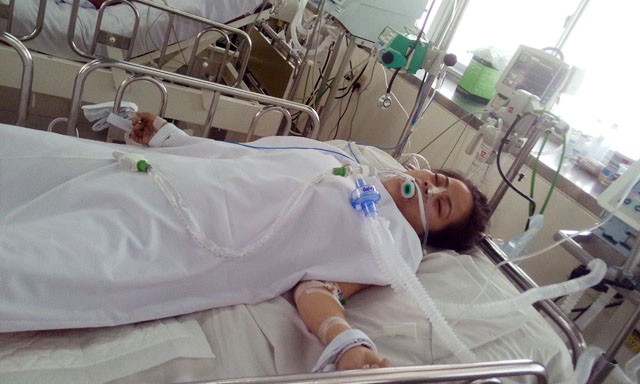 Chị Nhang Huệ Linh (29 tuổi) đang trong tình trạng khá nặng phải theo dõi tại khoa hồi sức tích cực Bệnh viện Chợ Rẫy. Ảnh do bệnh viện cung cấp.
