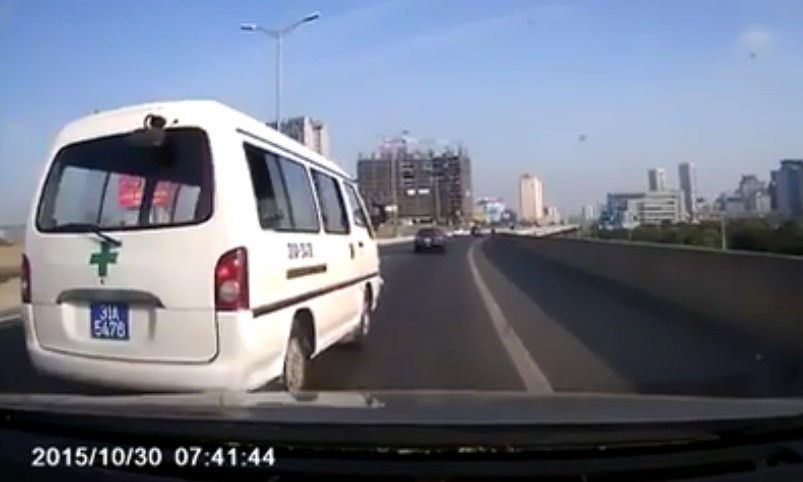 [VIDEO] Xe biển xanh ‘đánh võng’ trên đường vành đai 3 Hà Nội