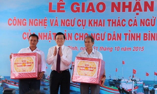 Chủ tịch nước Trương Tấn Sang trao quà cho ngư dân Bình Định.