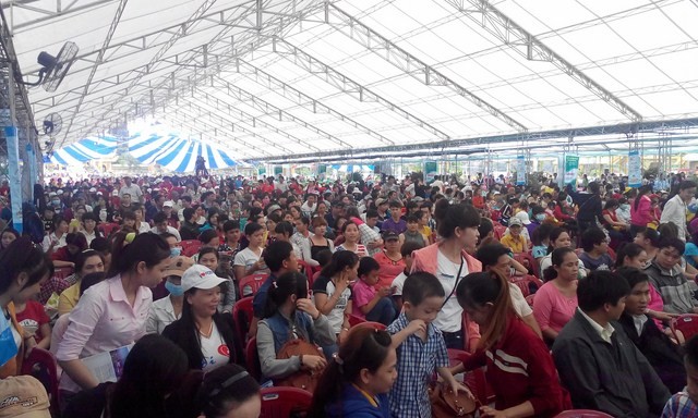 Gần 10.000 công nhân tham gia buổi tư vấn, giải đáp pháp luật do Văn phòng tư vấn pháp luật báo Lao Động tổ chức. Ảnh Việt Văn.