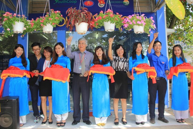 Đại diện ĐH KHXH&NV và SOCODEVI khai trương mô hình HTX Thanh Niên.
