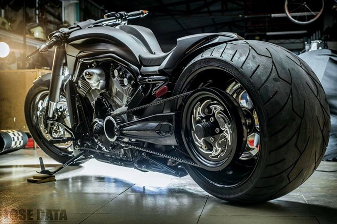 Chiếc Harley-Davidson V-Rod Night Rod độ bánh béo hầm hồ thuộc sở hữu của biker Trần Quang Đức ở Sài Gòn. Anh cũng chính là chủ nhân của nhiều xe phân khối lớn độc đáo. Một trong số đó từng gây sốt giới chơi môtô, đó là chiếc Honda Shadow 600 phong cách v