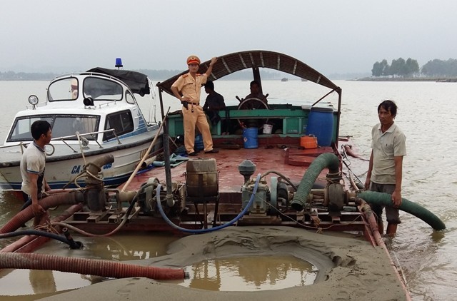 Hiện trường vụ khai thác cái trái phép trên sông Lam.