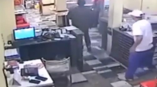 Chủ cửa hàng đấu súng với tên cướp liều lĩnh
