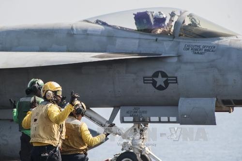 Máy bay chiến đấu F/A-18E Super Hornet cất cánh từ tàu sân bay USS George H.W. Bush ở vùng Vịnh, tham gia chiến dịch không kích các mục tiêu của IS tại Syria và Iraq. Ảnh: AFP-TTXVN