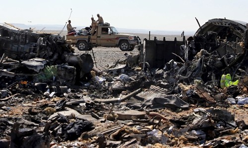 Hiện trường máy bay Airbus A321 của Nga rơi xuống tại bán đảo Sinai, Ai Cập. Ảnh: Reuters.