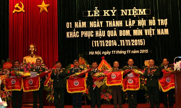 Trao tặng cờ lưu niệm cho các Chi hội. Ảnh: Phương Thuận.