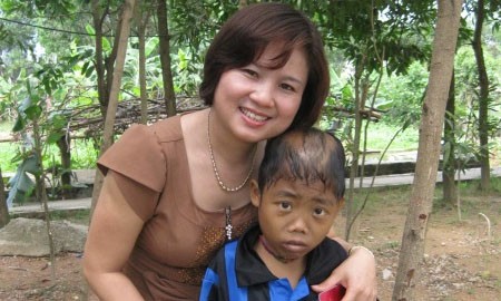 Nhân viên CTXH và trẻ em có hoàn cảnh đặc biệt tại Làng trẻ em mồ côi ở TP. Hà Tĩnh.