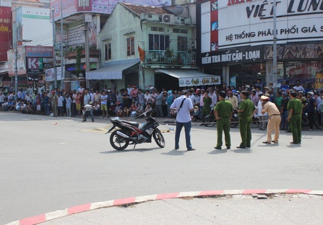 Lực lượng chức năng khám nghiệm hiện trường.