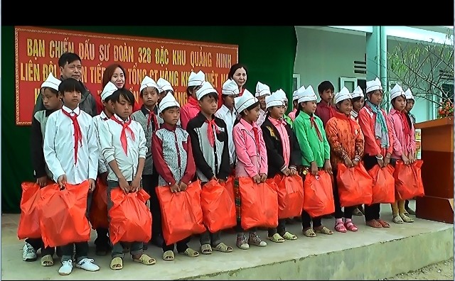 Liên đội 1 đoàn tiếp viên hàng không - Tổng Cty hàng không Việt Nam đã trao tặng 450 suất quà cho các thầy cô giáo và học sinh Trường phổ thông dân tộc nội trú xã Lao Chải.