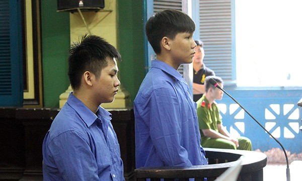 Hai bị cáo tại tòa. Ảnh Việt Văn.