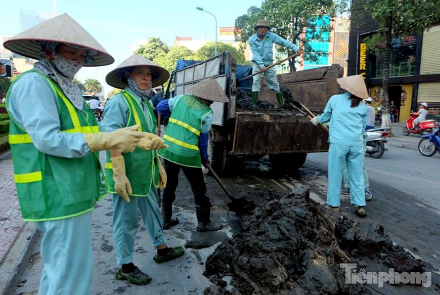 Sáng nay, một chiếc xe tải khi lưu thông trên phố Trần Duy Hưng đã để rơi xuống đường một lượng lớn bùn đất. Sự việc này đã biến đường phố thành... đường bùn, ảnh hưởng nghiêm trọng đến giao thông qua khu vực.