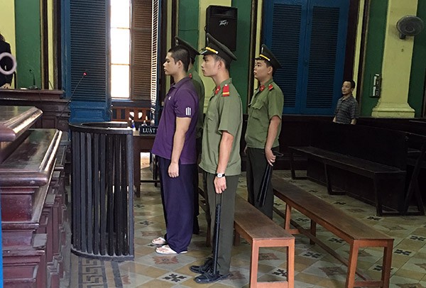Bị cáo Trung mặc áo tím tại phiên tòa.