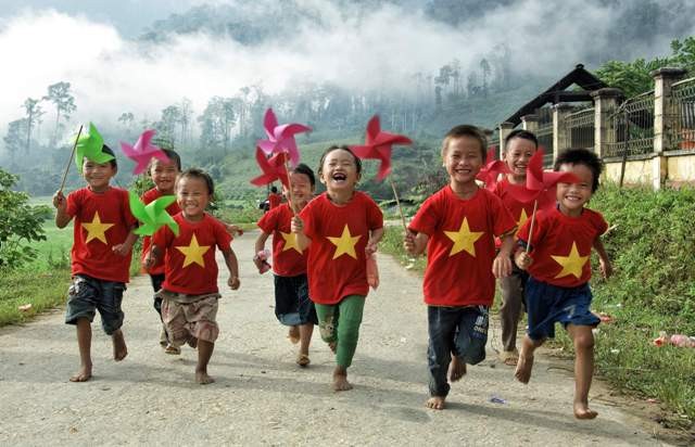 Giải nhất được trao cho tác phẩm “Hồn nhiên”, tác giả Nguyễn Quỳnh Đô. Bức ảnh ghi lại khoảnh khắc ngập tràn hạnh phúc của những em bé dân tộc ở xã vùng cao Yên Bái vui đùa khi được tặng áo in hình Tổ quốc.