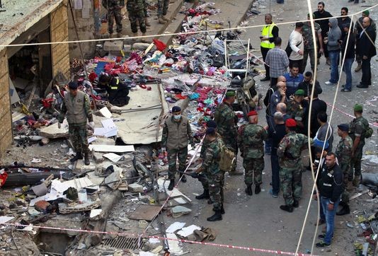 Ngay trước vụ khủng bố Paris, IS đánh bom tự sát tại Khu phố Bourj El-Barajneh ở Beyrouth- Liban, cùng ngày 13/11. Ảnh Bilal Hussein/AP.