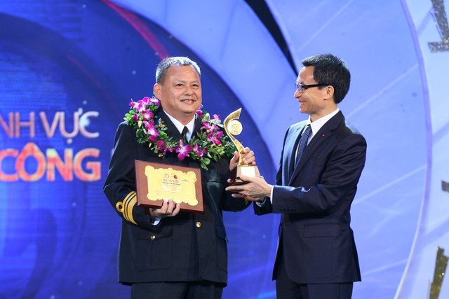 Phó Thủ tướng Chính phủ trao giải khoa học công nghệ cho Đại tá, kỹ sư Nguyễn Mạnh Lân, Phó TGĐ Công ty Ba Son, Tổng Cục Công nghiệp Quốc phòng.